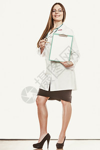 有听诊器剪贴板和穿白大衣笔的女医生专业保健广告图片