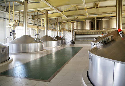 现代酿酒厂钢发酵炉背景图片