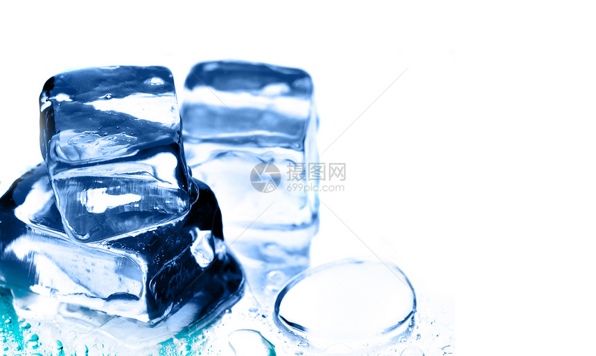 冰立方体和水滴分离于白底图片