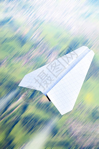纸飞机快速的飞过图片