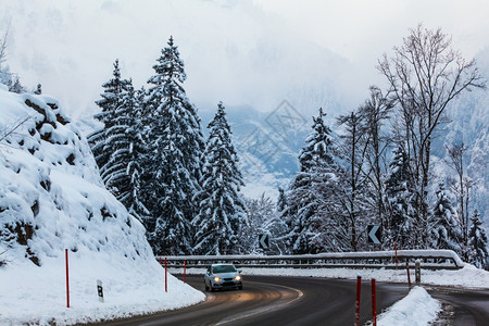 覆卮山冬季山区公路地貌公路和树上覆有雪的木背景