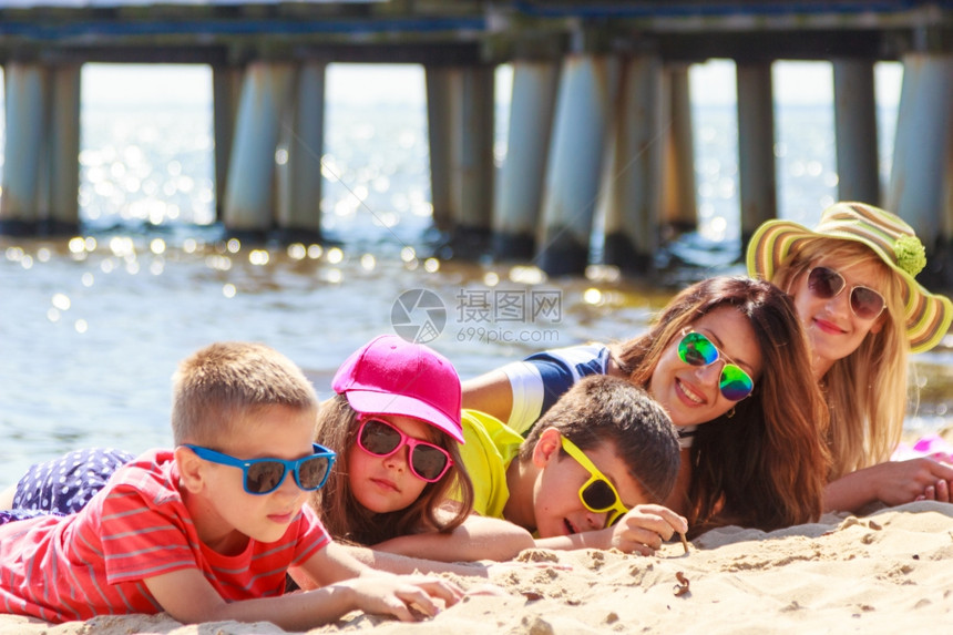 快乐的家庭在沙滩上晒太阳图片