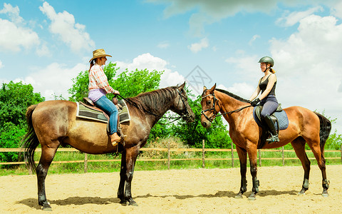 活动跃的西部女牛仔和骑马运动员培训在农村牧场的美国女孩骑马体育活动图片