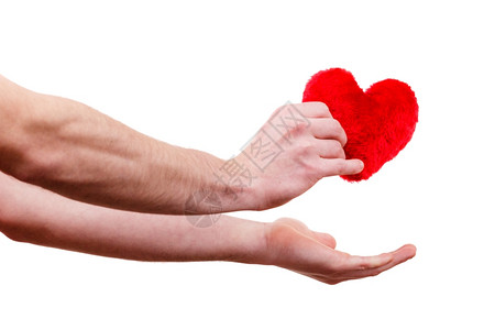 男手握着红心爱符号情人节快乐概念背景图片