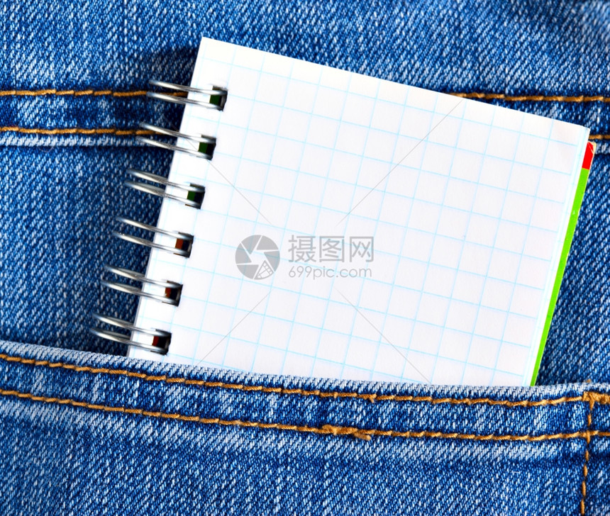 牛仔裤皮包中的小空白笔记本关闭图片