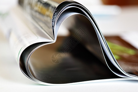 在桌上折叠到心形的杂志图片