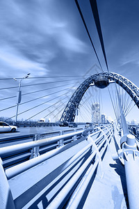 现代悬吊桥以蓝色封装莫斯科俄罗背景图片