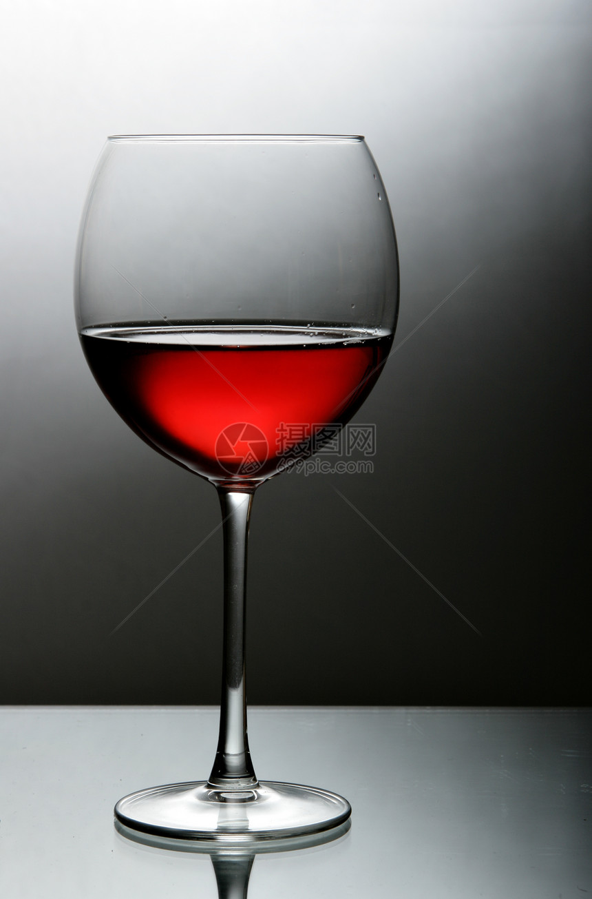 杯红葡萄酒黑色和白底贴上图片