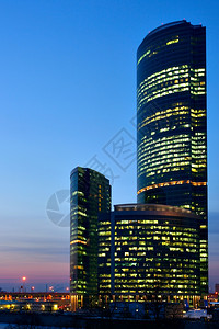 现代摩天大楼在晚上莫斯科市俄罗图片