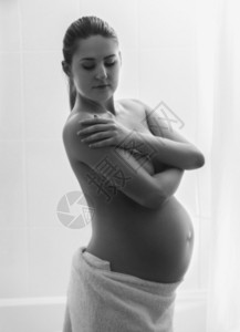 美丽的孕妇在淋浴时露面的黑白假影集图片
