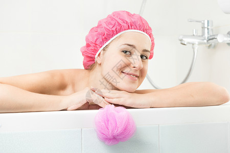 穿着浴帽在洗澡时化妆的淋浴帽年轻女子肖像图片