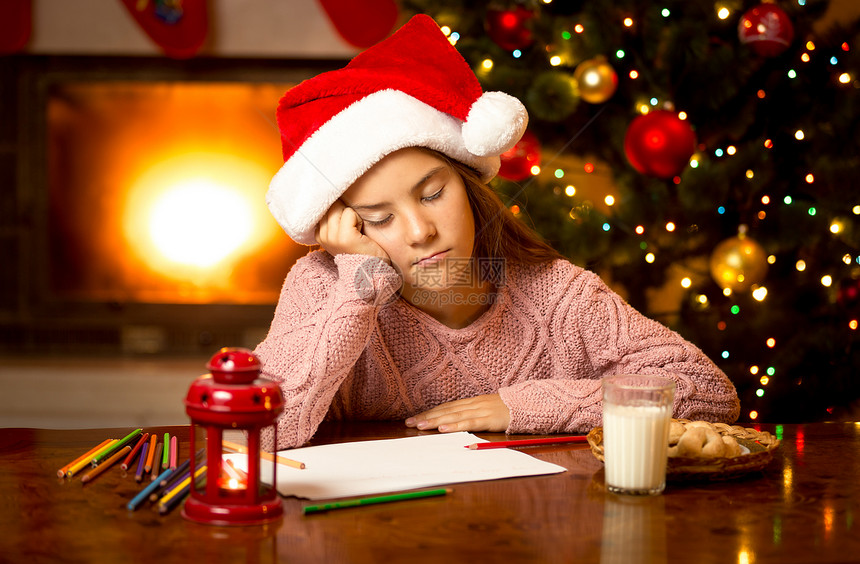 可爱女孩在写信给圣诞老人时睡着了图片