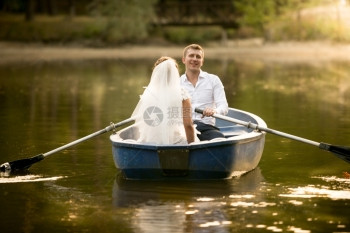 已婚夫妇在划船上放松和玩乐的照片图片