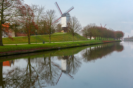 BonneChiere风车和运河在比利时布鲁日拍摄的乡村景观背景图片