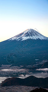 冬日出时的藤山全景图片