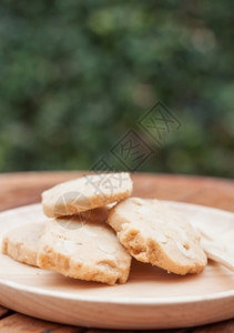 木板上的腰果饼干股票照片图片