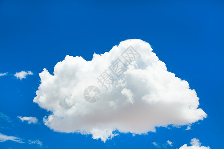 蓝色天空中的白云背景图片