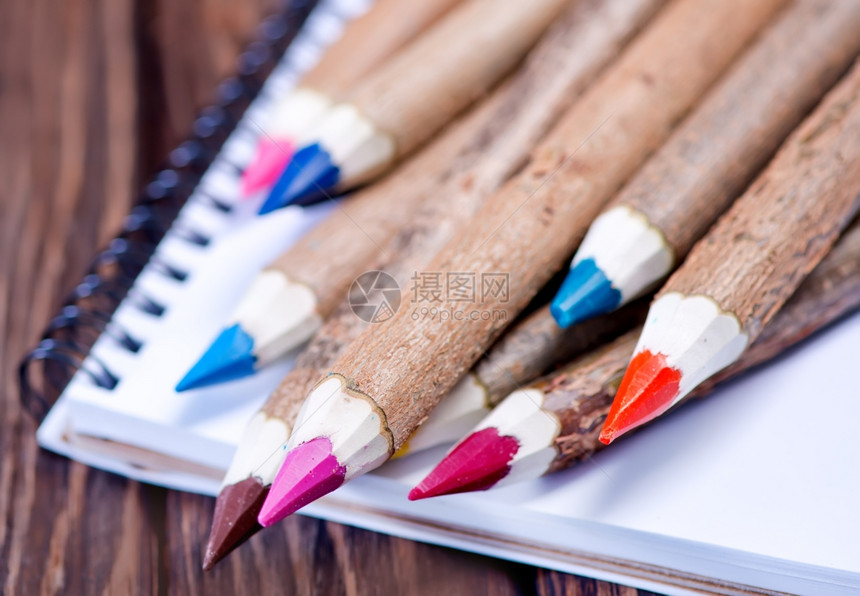 木制桌上的彩色铅笔桌上的图片
