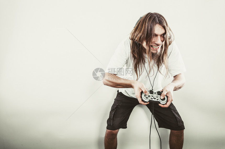 玩游戏的快乐男人笑的年轻男人在控制台的Xbox游戏台玩耍图片