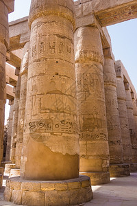 埃及卢克索石头上刻有古老的象形文字图片