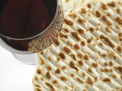 红酒和马特佐传统的犹太人过路面包图片