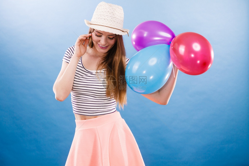 女有吸引力的快乐女孩玩彩色气球暑假庆祝活动和生方式概念图片