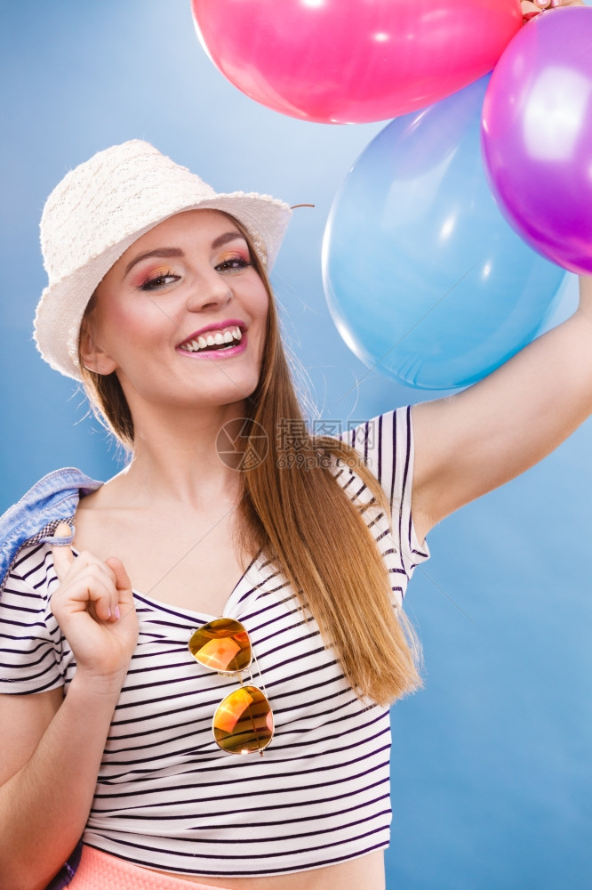 女有吸引力的快乐女孩玩彩色气球暑假庆祝活动和生方式概念图片