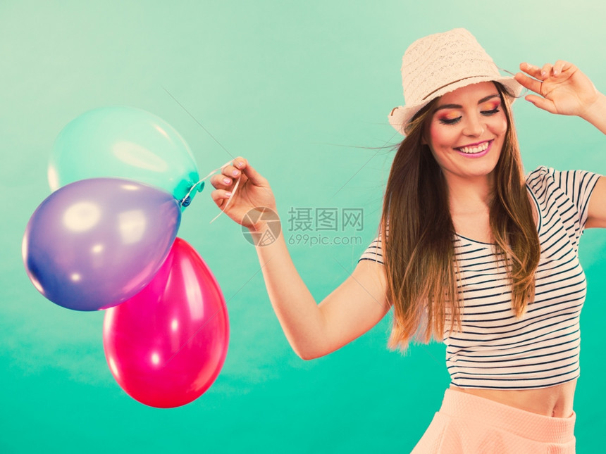 女有吸引力的快乐女孩玩彩色气球暑假庆祝活动和生方式概念工作室拍摄绿色背景图片