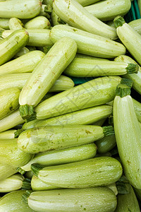 Zucchini在市场上新鲜绿色的Zucchini图片