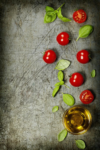 樱桃西红柿含叶和生菜底橄榄油图片
