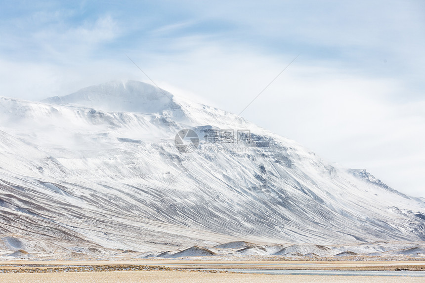 冰岛冬季风雪山图片
