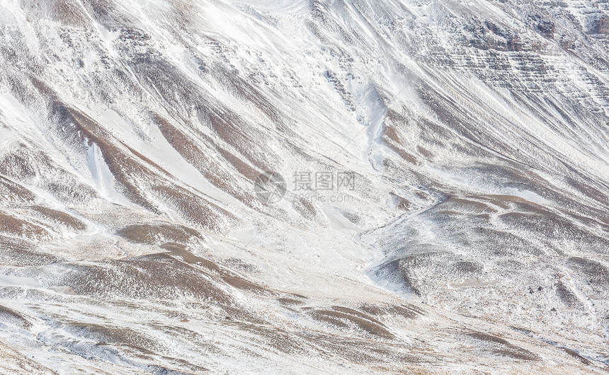 冰岛冬季风雪山图片