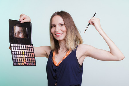 女人用化妆调色板女人用专业化妆调色板和梳子图片