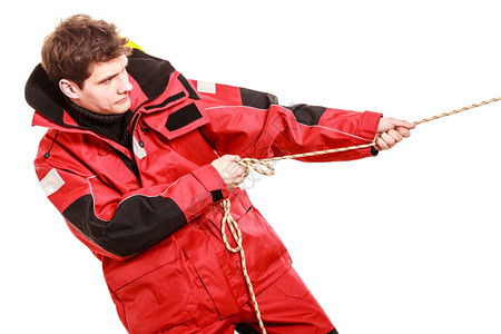 年轻人拉绳子男穿防水外套冒险概念图片