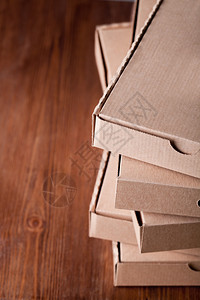 白色背景的纸板比萨盒背景图片