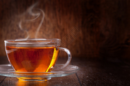 一杯茶木制背景的茶图片