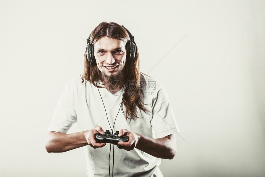 玩游戏的快乐男人笑的年轻男人在控制台的Xbox游戏台玩耍图片