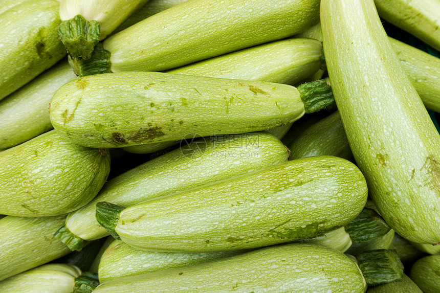 Zucchini在市场上新鲜绿色的Zucchini图片
