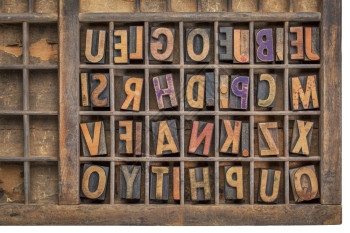 古老的纸质印刷木型打块在一个老式打字器抽屉中酿造的高清图片素材