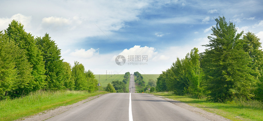 绿地和蓝天之间的高速公路图片