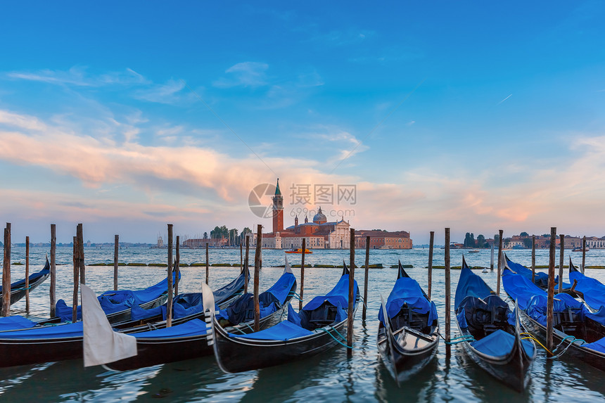 Gondolas由圣马克广场和乔治马吉奥雷教堂在意大利威尼斯晚会背景中挂起图片