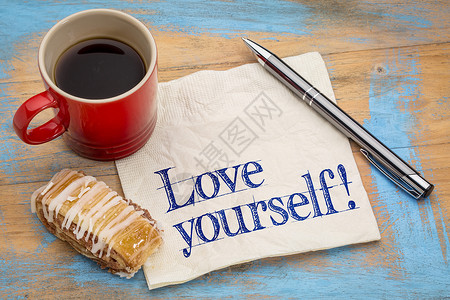 爱你的忠告在餐巾纸上写笔迹一杯咖啡和饼干背景