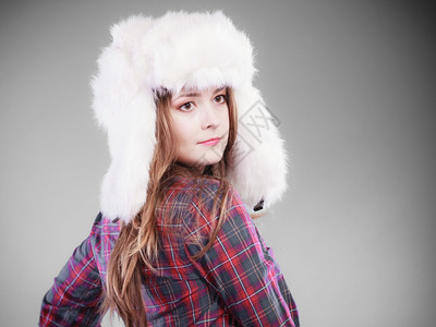 冬时装关上穿着冬季服装的年轻女子图片