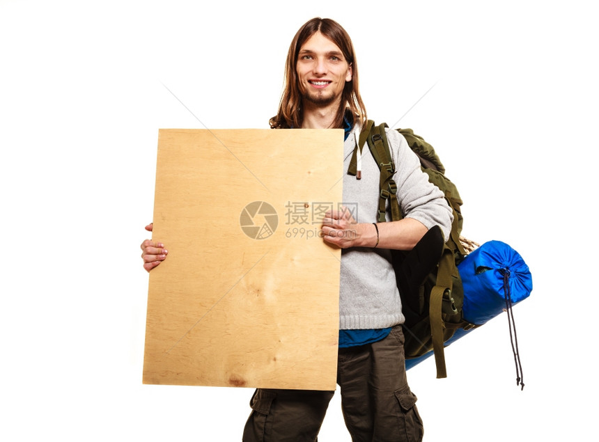 带空白木质复制间广告的徒步旅行者背包员带空白木质横幅复制空间的旅游客背包员年轻人背包员暑假旅行图片