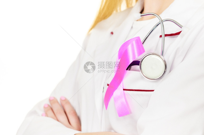 保健医药和乳腺癌认识概念胸前闭合时带有听诊器和粉色丝带辅助标志的医生图片