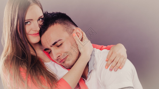 快乐的年轻夫妇拥抱快乐的男女享受美好时光爱的关系图片
