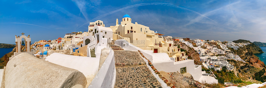 希腊圣托里尼岛的奥亚老城或伊岛白房子和蓝色圆丘的教堂图片