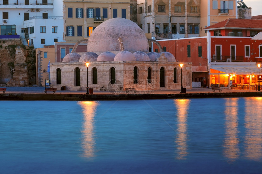 希腊克雷特市Chania与KucukHasanPasha清真寺的VenetianQuay在清晨蓝色时段的画面图片