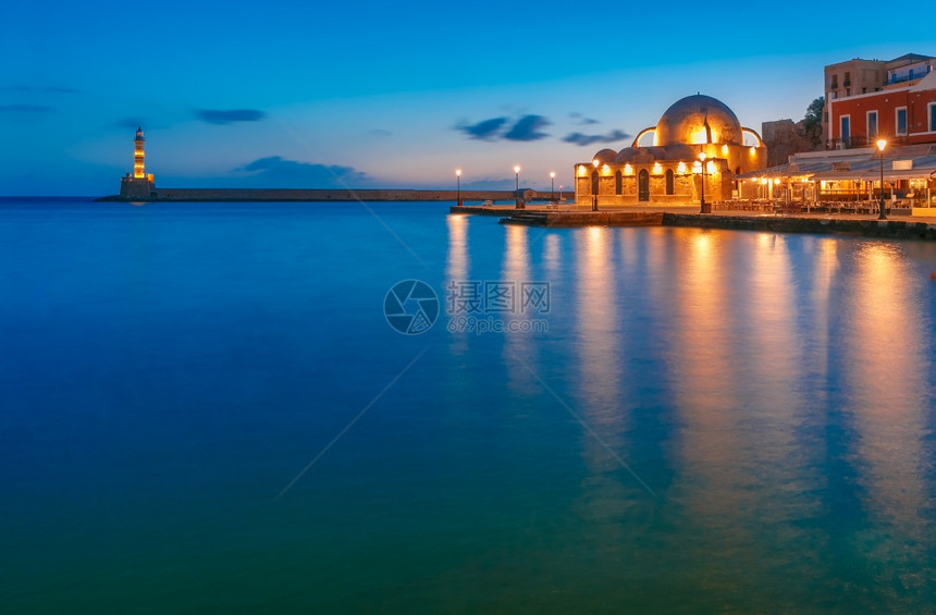 日出前清晨蓝色希腊克里特市CreteCreteChania与灯塔和KucukHasanPasha清真寺的VenetianQuay图片