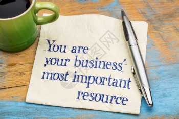 你是的生意最重要资源提醒在餐巾纸上的笔迹加一杯咖啡图片